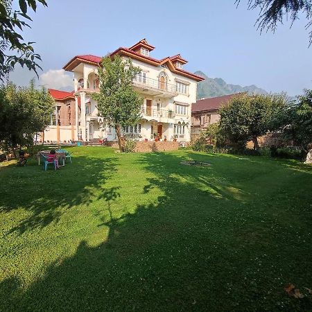 The Clover Inn Srīnagar Buitenkant foto