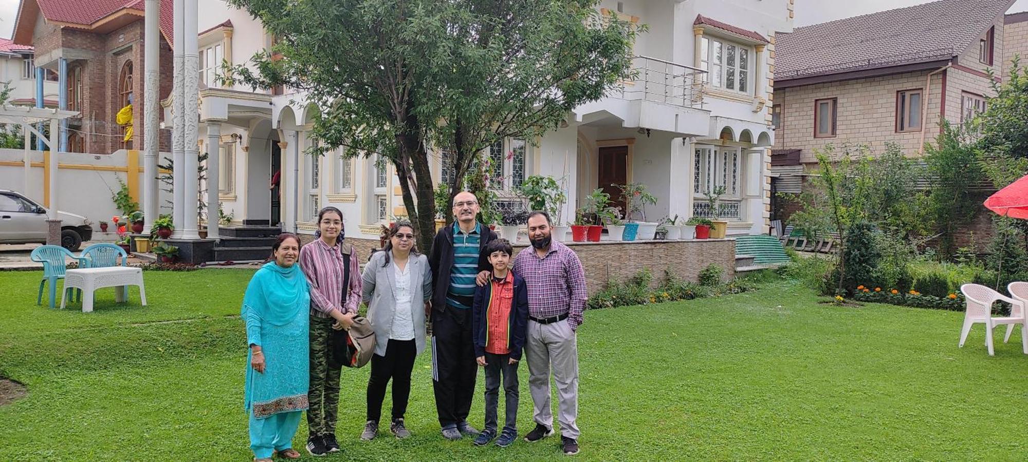 The Clover Inn Srīnagar Buitenkant foto
