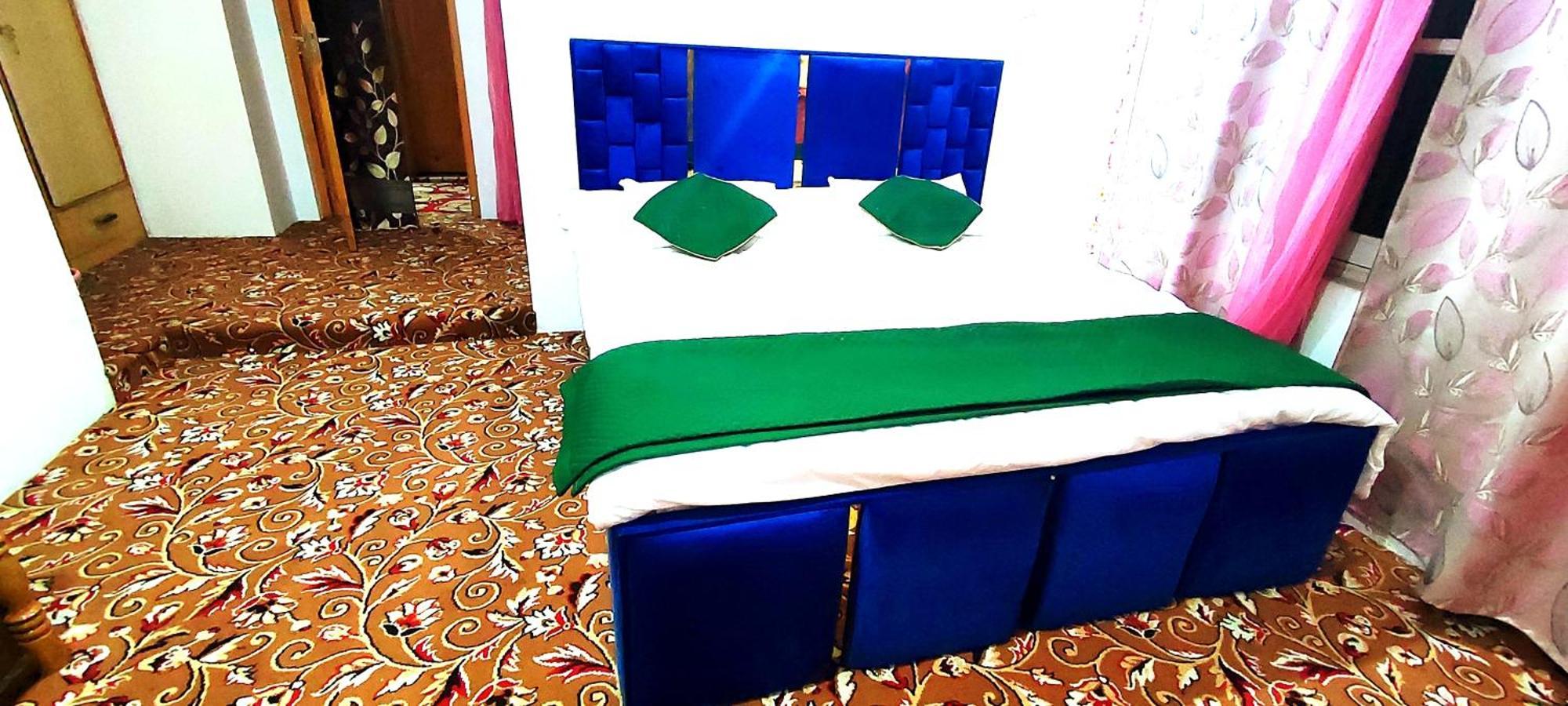 The Clover Inn Srīnagar Buitenkant foto