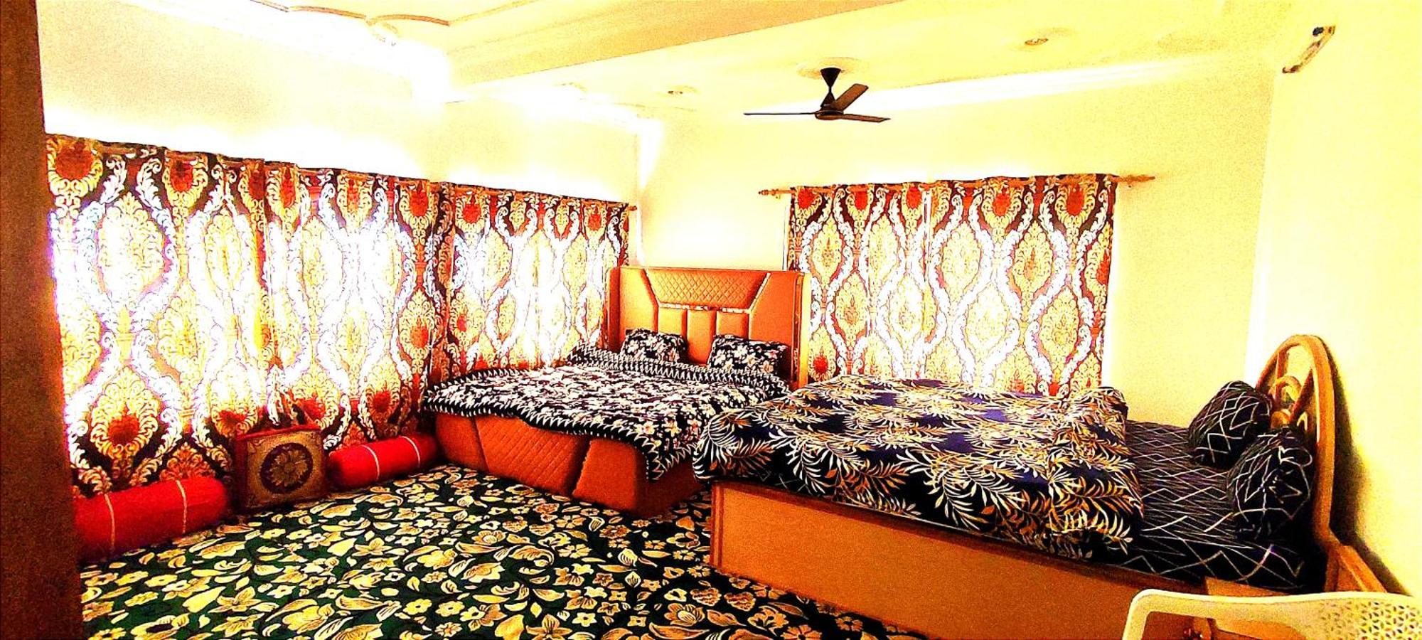 The Clover Inn Srīnagar Buitenkant foto
